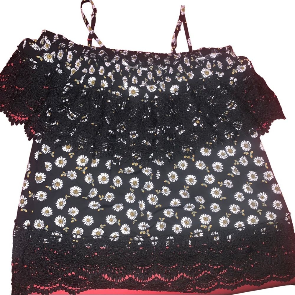 Black no boundaries crop lace top in black size XXL
